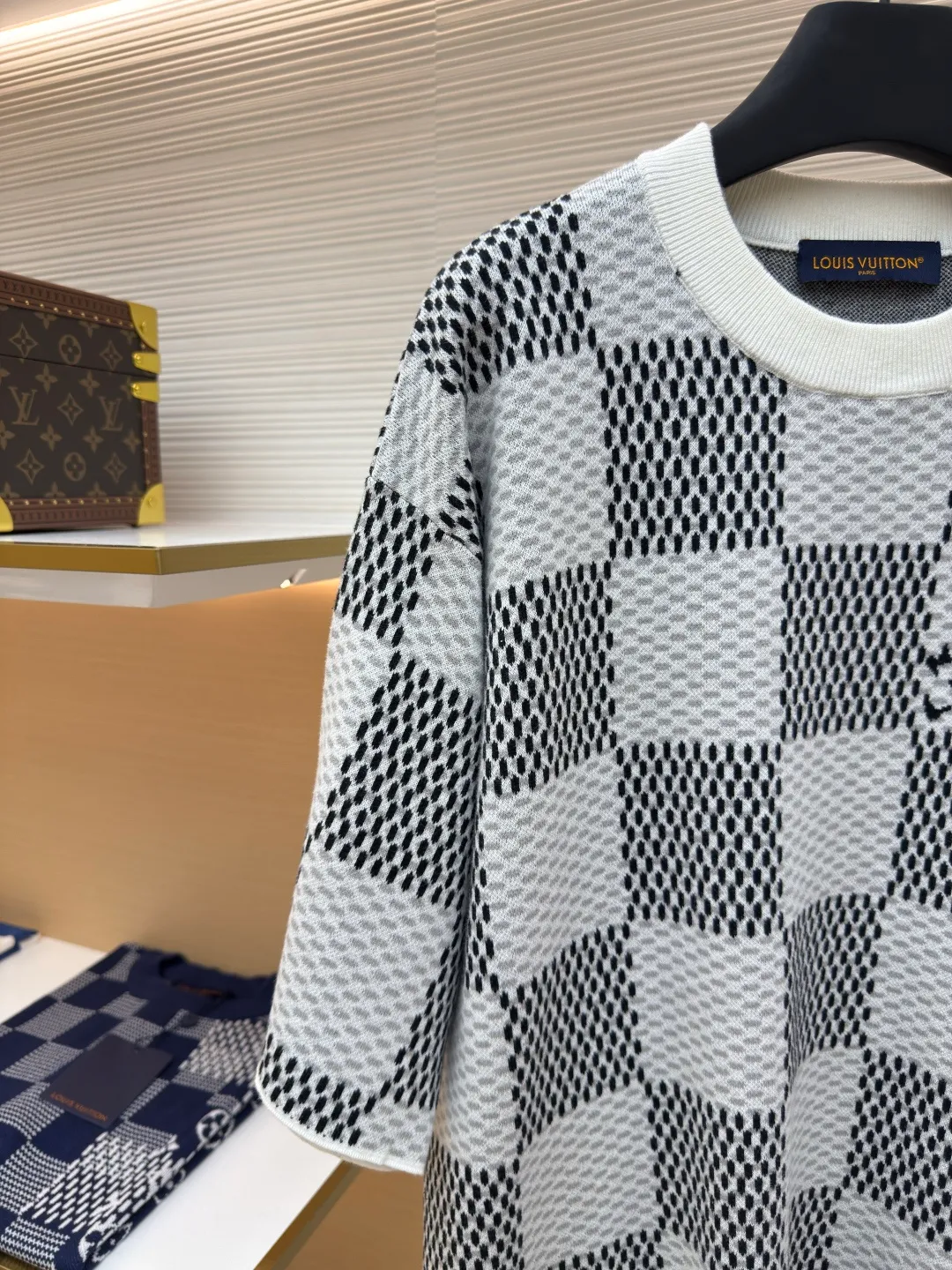 LOUIS VUITTON checkerboard woolen short sleeves ●Authentic product: Purchased and developed by 9850 ●Item number: 1680124-A35 ●Fabric: combed cotton yarn ●Technology: Woolen ●Version: Fitted version ●Size: XS-S-M-L ●Description: 100% fully combed cotton yarn is used, and the fabric pieces are woven using a Stoll 14-needle ultra-fine machine imported from Germany worth 47W. It is woven at a parallel and even speed with reference to the original single-sided partial net bottom hanging wool structure. Each piece takes 270 minutes to weave. During weaving, 16 sand spits are used to alternately knit back and forth. The number of knitting rows on a single piece of front clothing is as high as 6352. The newly woven garment has a lot of knots. It requires pure manual thread picking and knot head inspection. Only after random inspection can seam picking and washing be carried out. The overall wiring is straight and delicate. The fabric is comfortable and soft, and the color is consistent with no color difference. It can be matched with the same style to create a fashionable look, and can be used in various occasions. Customized accessories, complete with three standards, the same style for men and women!